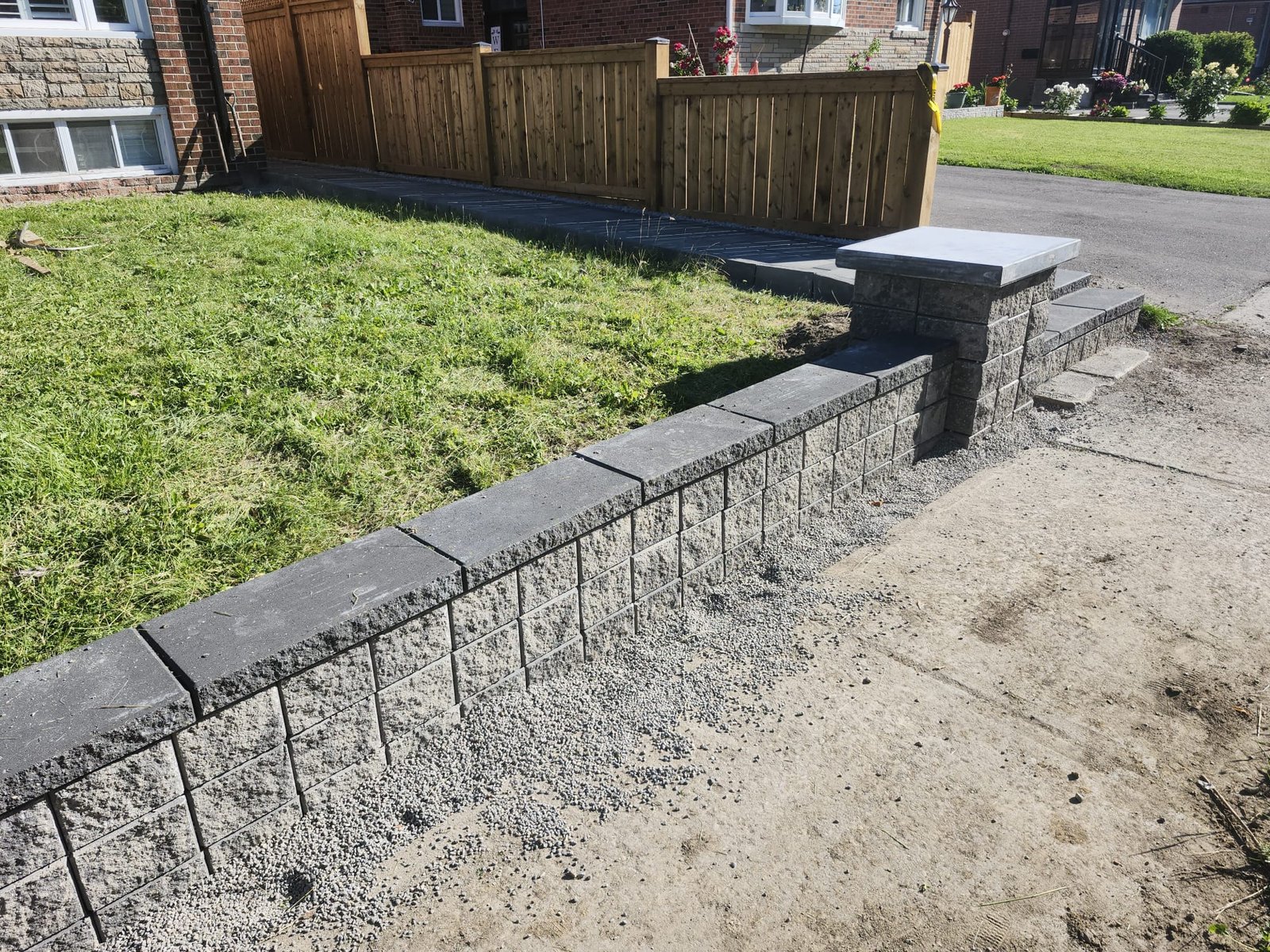 Retaining wall with pillars